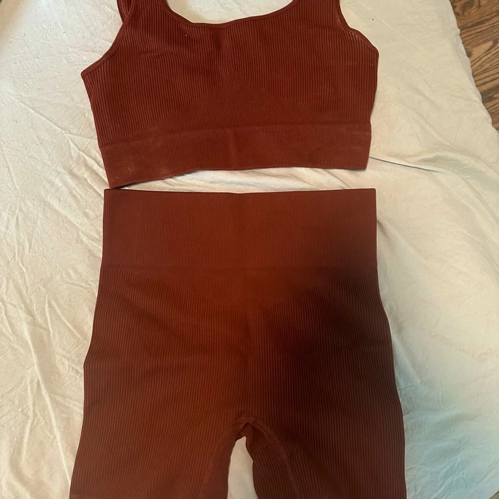 Amazon workout set - Picture 2 of 2